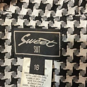 Black squared skirt suit